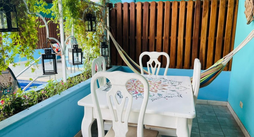 #02 - Poolside Family Room